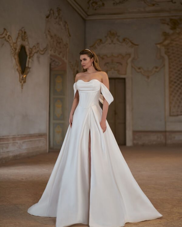 Tvådelad brudklänning med prinsesskjol i mikado och hög slits från Jolie Bridals Mix & Match-kollektion.
