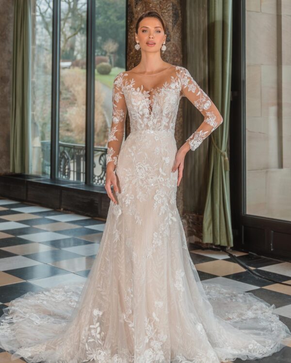 Brudklänning med transparent spetsliv, långa broderade ärmar och spetsbakdel – DE LUXE by Diane Legrand hos Jolie Bridal i Malmö.