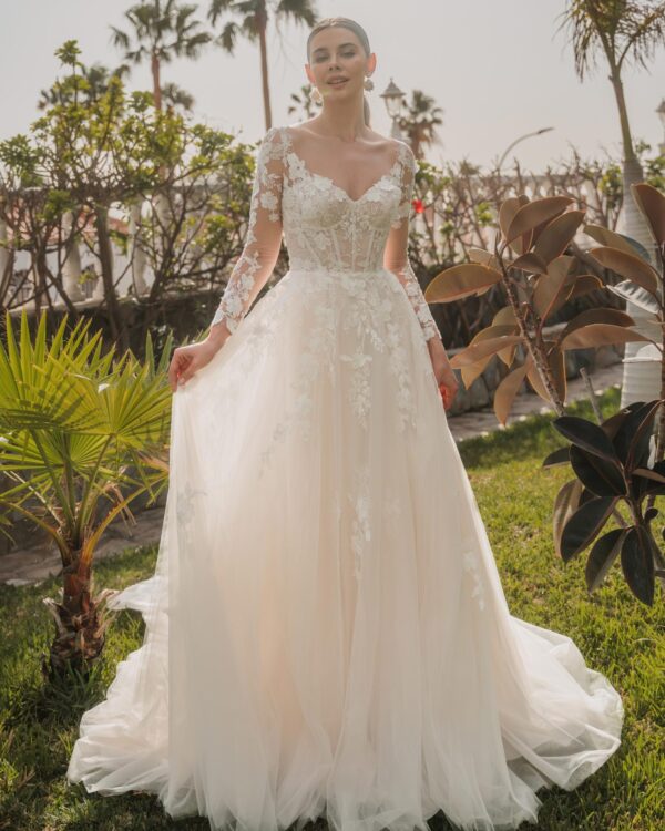 Romantisk brudklänning med 3D-blomspets och tyllkjol från Lisa Donetti by Diane Legrand hos Jolie Bridal i Malmö.